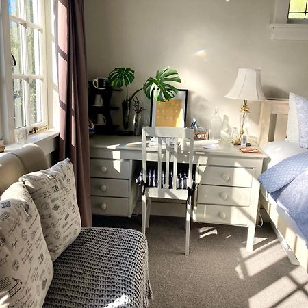 Spacious And Sunny Master Bedroom With Shared Bathrooms オークランド エクステリア 写真