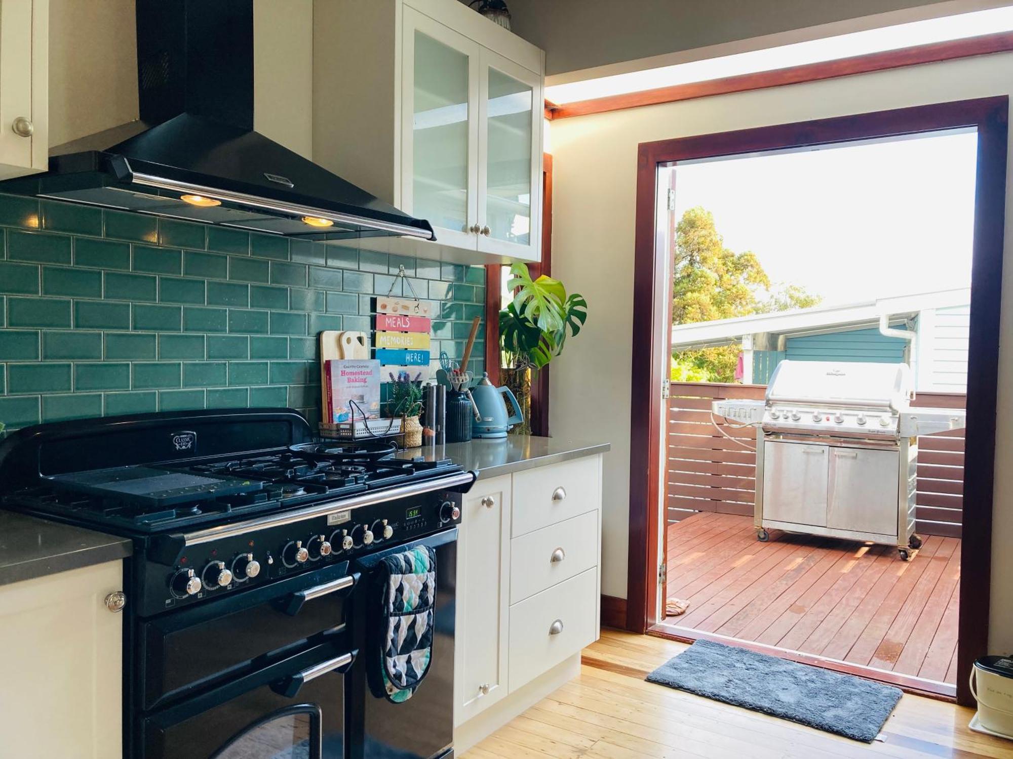 Spacious And Sunny Master Bedroom With Shared Bathrooms オークランド エクステリア 写真
