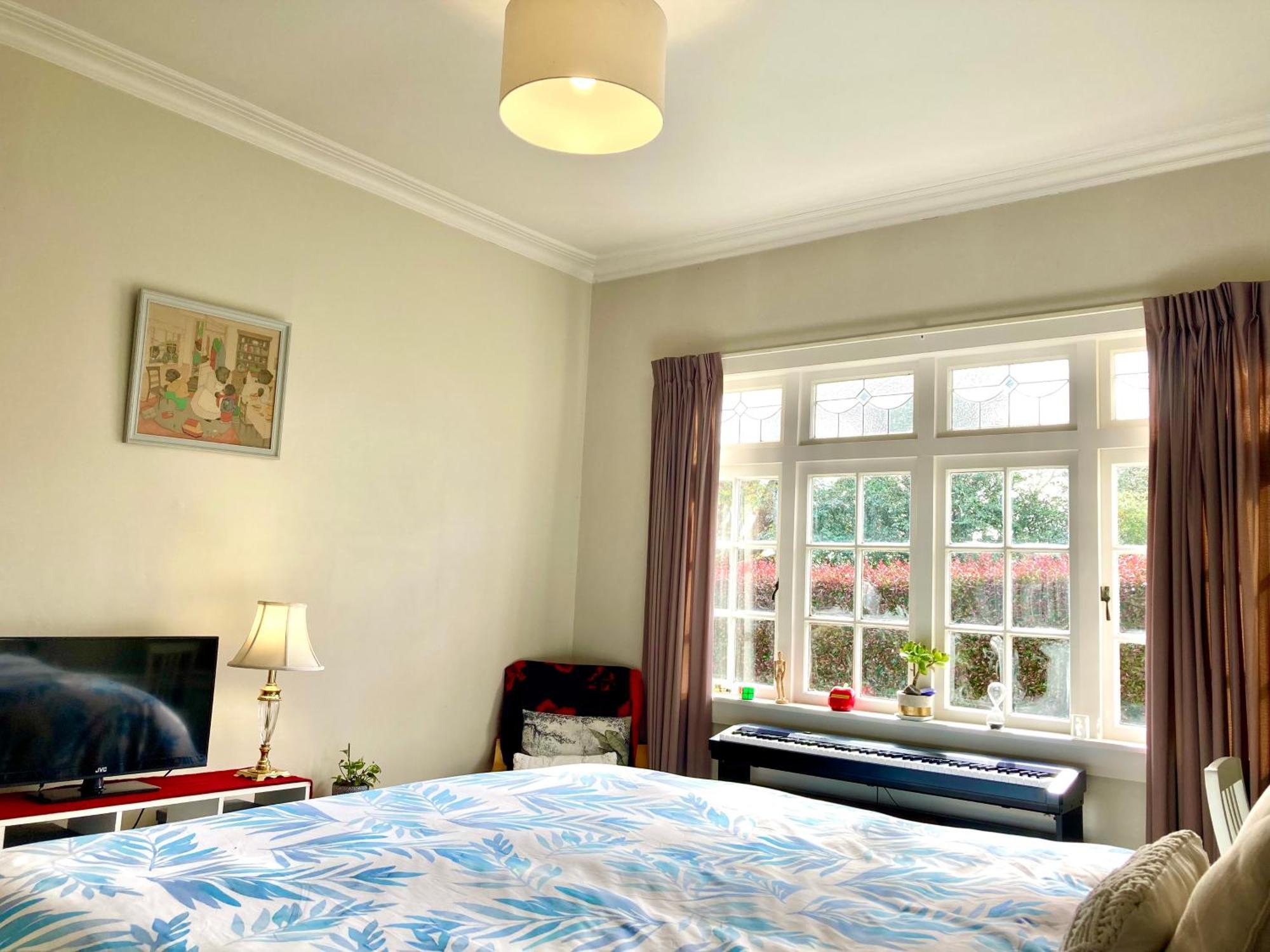 Spacious And Sunny Master Bedroom With Shared Bathrooms オークランド エクステリア 写真