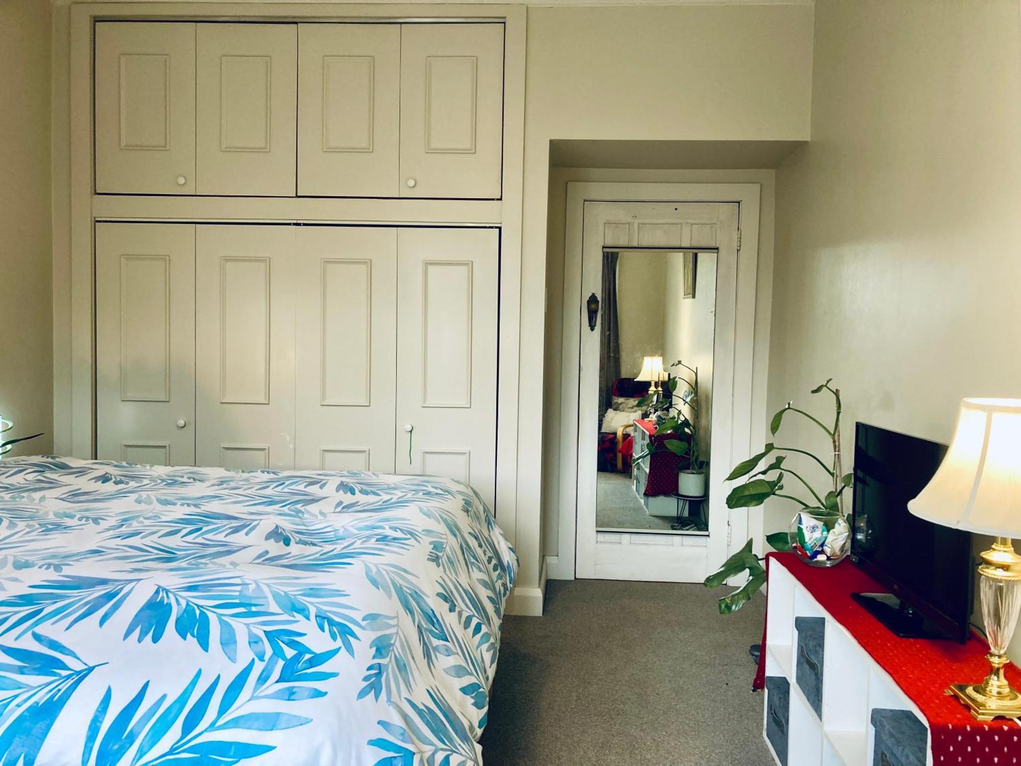 Spacious And Sunny Master Bedroom With Shared Bathrooms オークランド エクステリア 写真
