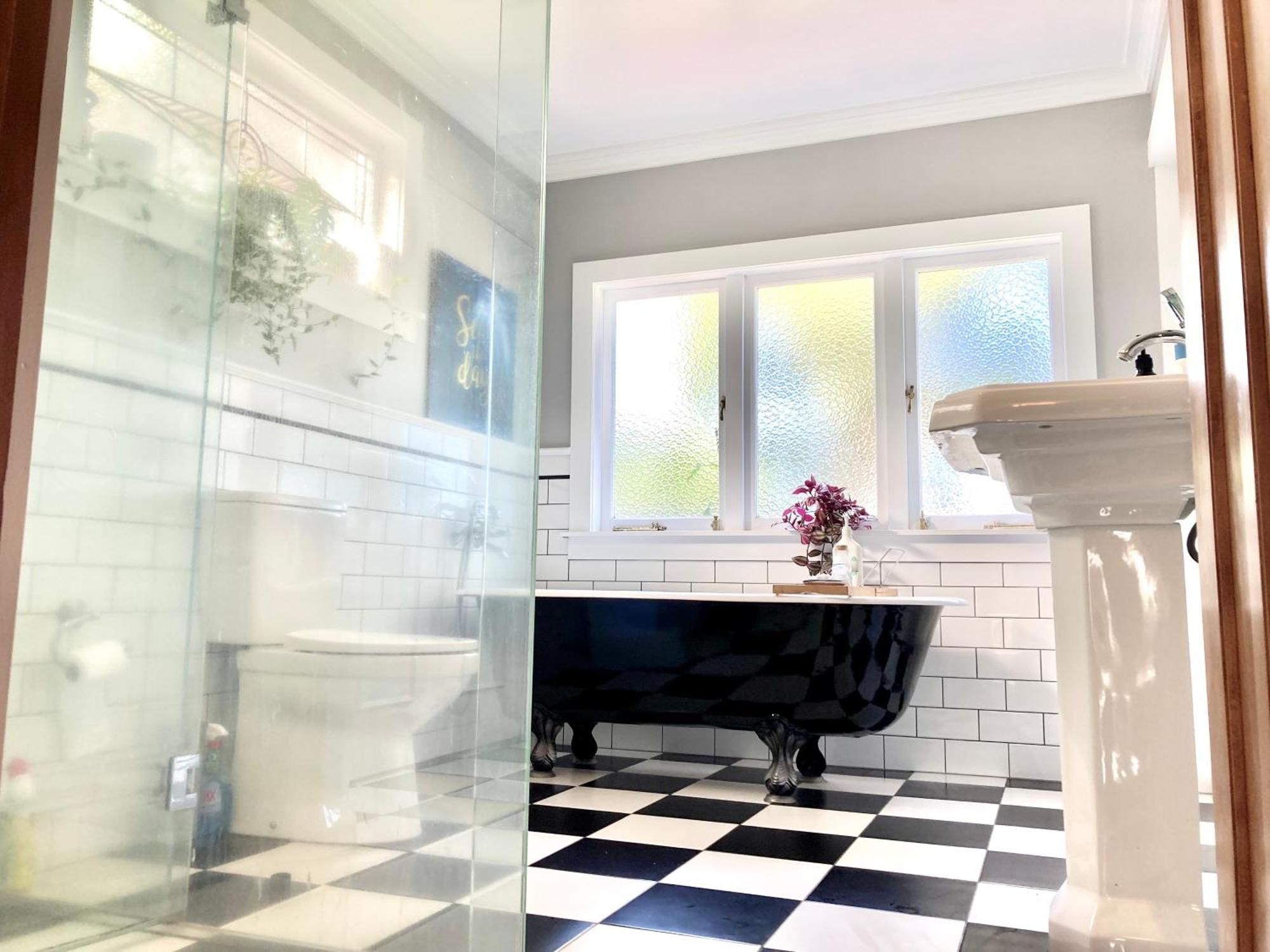 Spacious And Sunny Master Bedroom With Shared Bathrooms オークランド エクステリア 写真