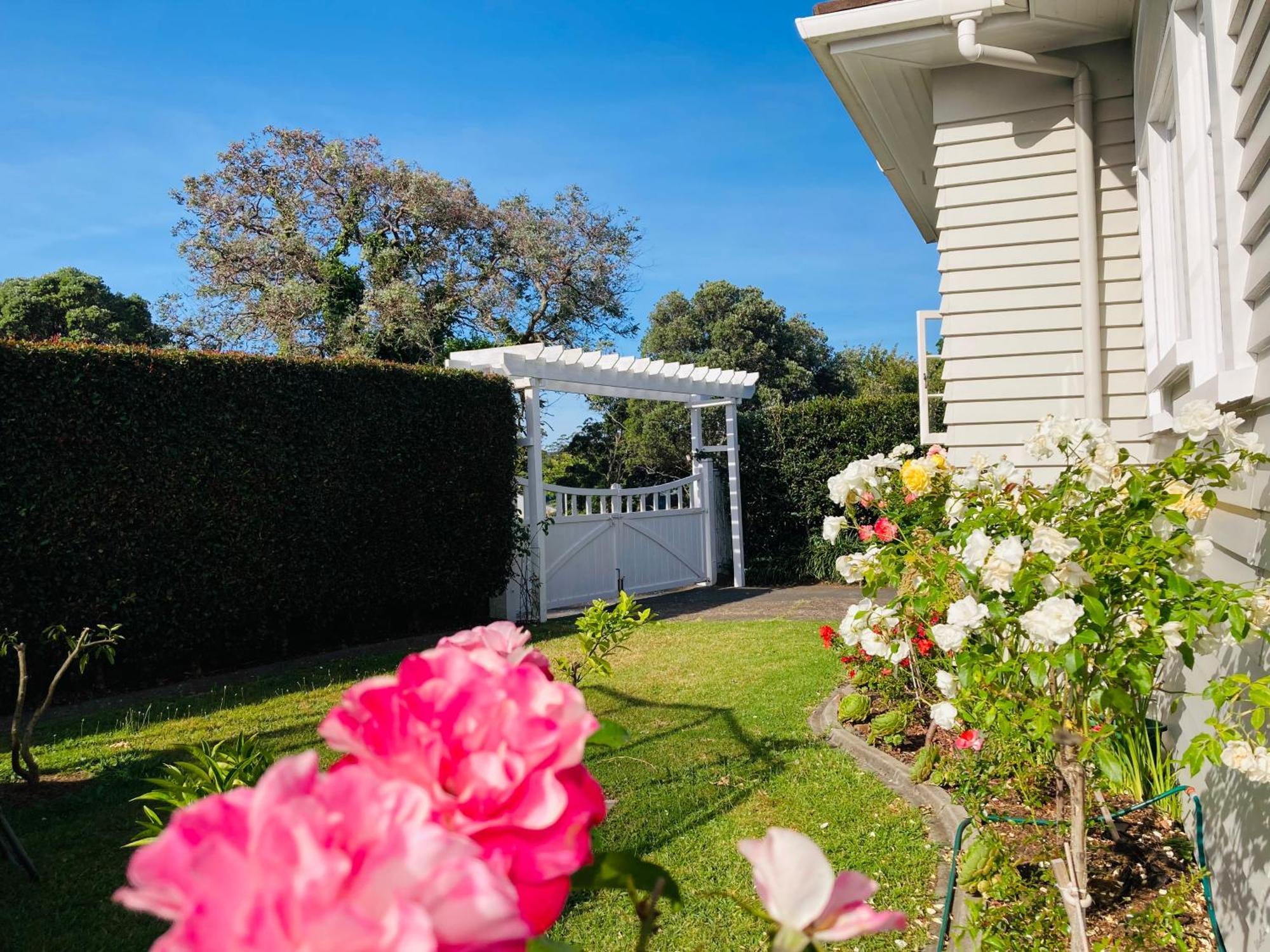 Spacious And Sunny Master Bedroom With Shared Bathrooms オークランド エクステリア 写真