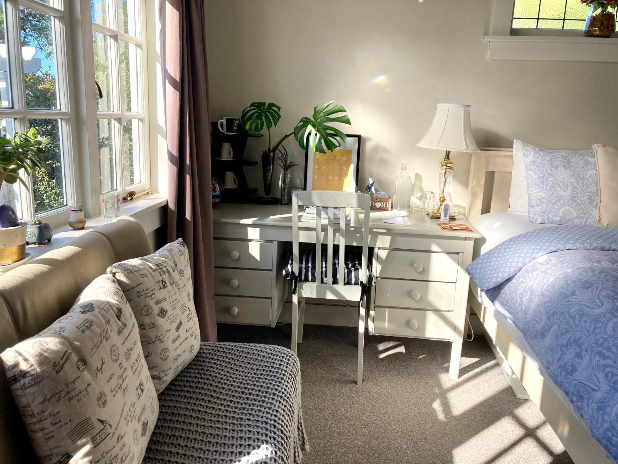 Spacious And Sunny Master Bedroom With Shared Bathrooms オークランド エクステリア 写真