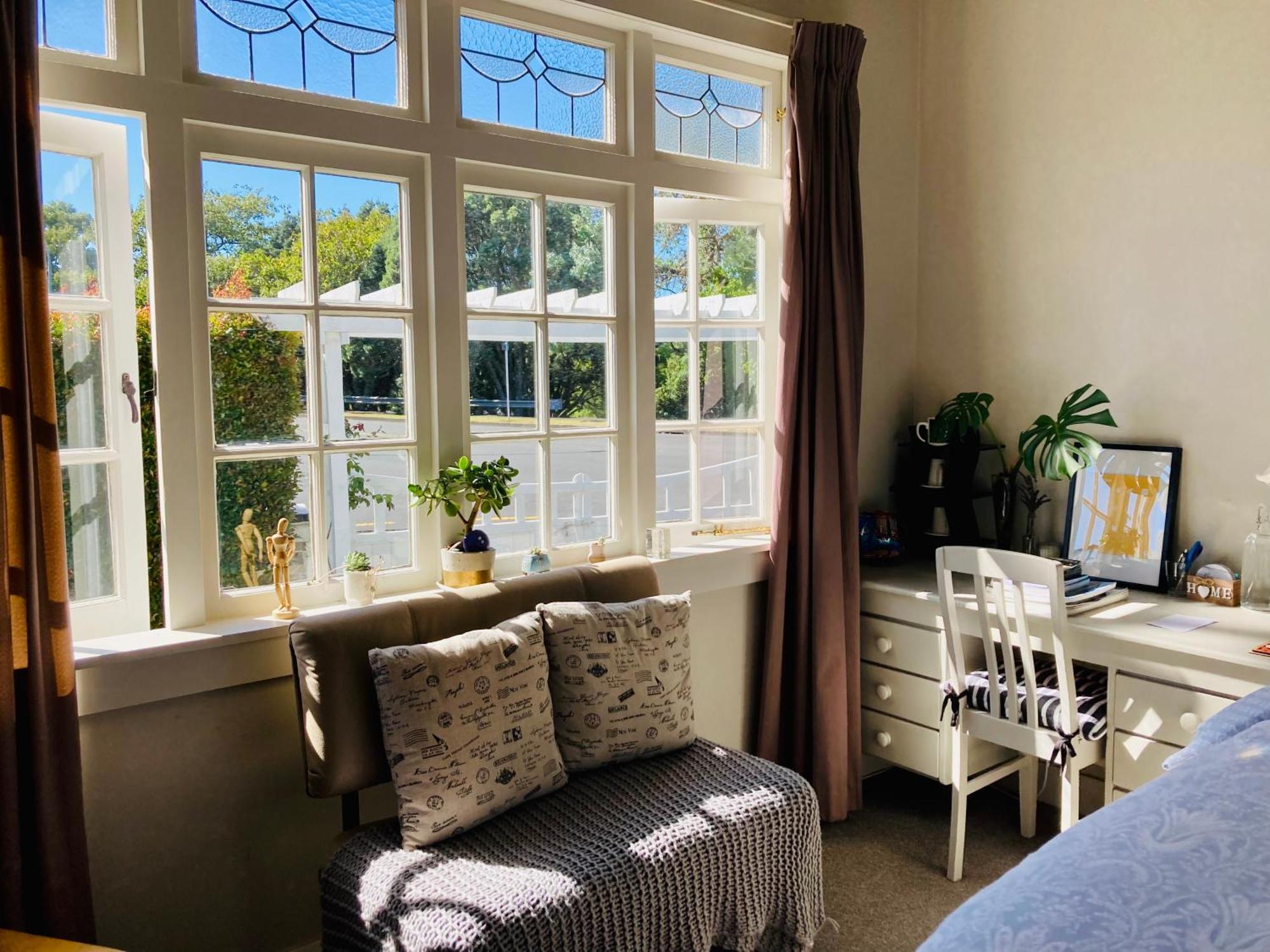 Spacious And Sunny Master Bedroom With Shared Bathrooms オークランド エクステリア 写真